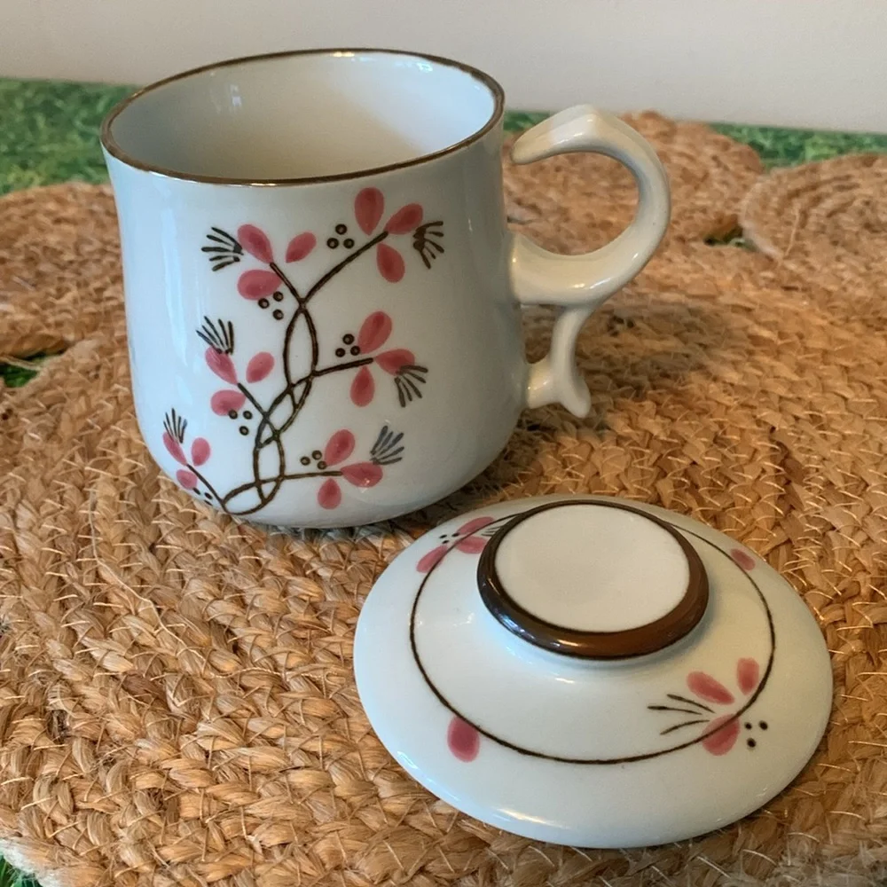 Adorable floral tea cup with lid, EUC